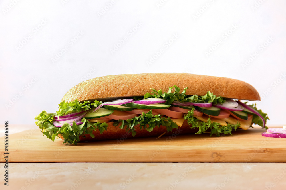 浅色背景下有美味三明治的木板