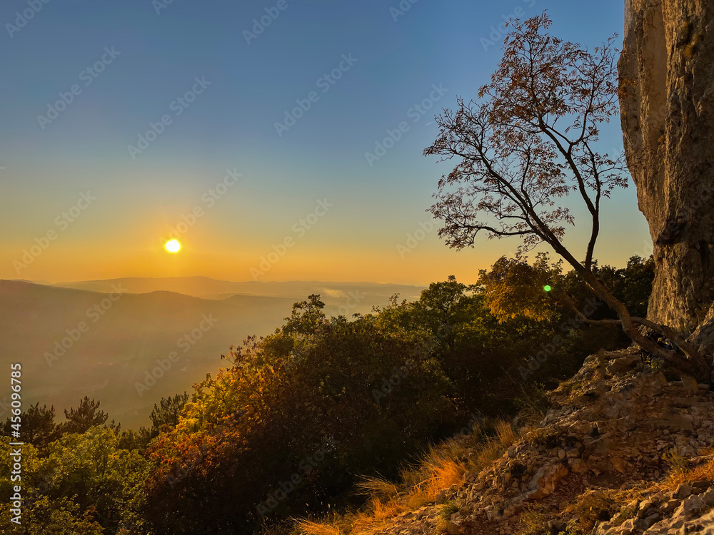 镜头闪耀：金色的秋日傍晚阳光照耀着一个著名的攀岩点。