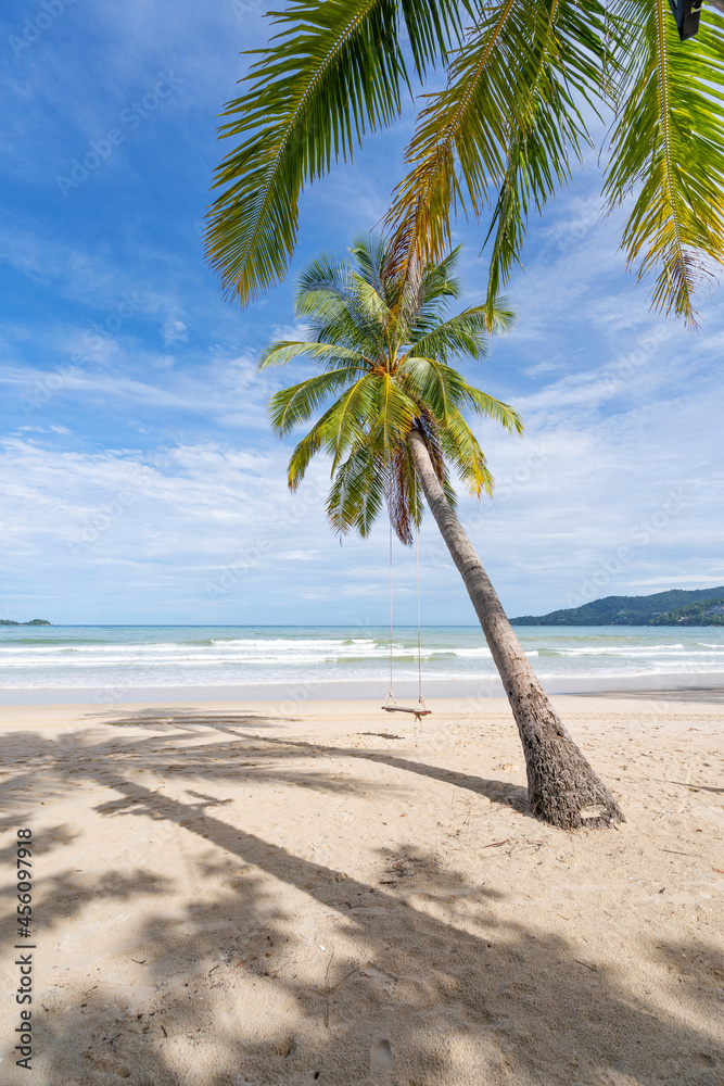普吉岛芭东海滩芭东海滩周围有棕榈树的夏季海滩泰国，比阿，普吉岛