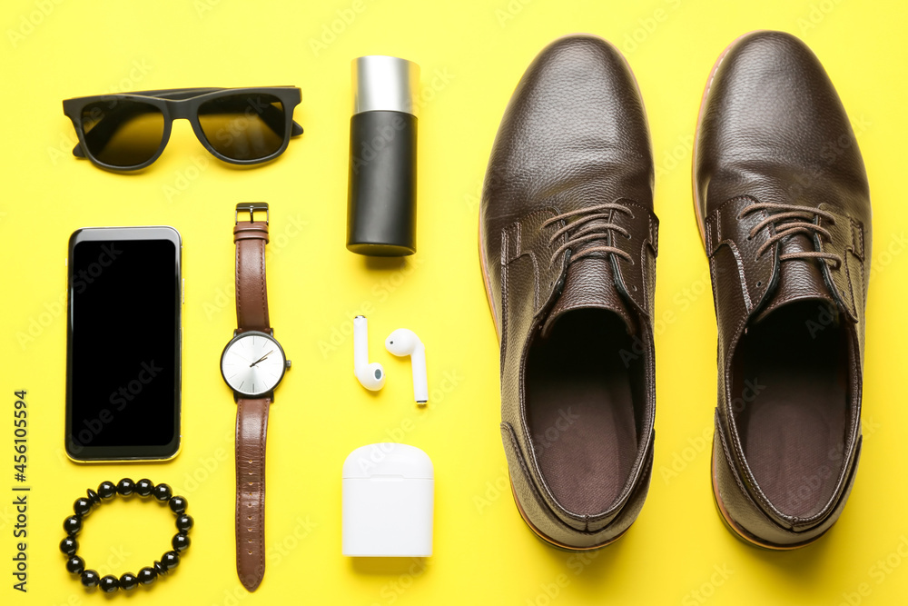 经典皮鞋、一套时尚男士配饰和彩色背景手机