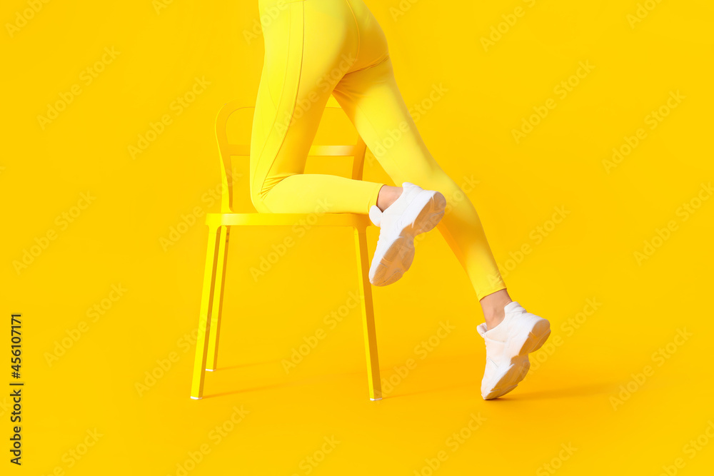 运动型年轻女性，彩色背景椅子