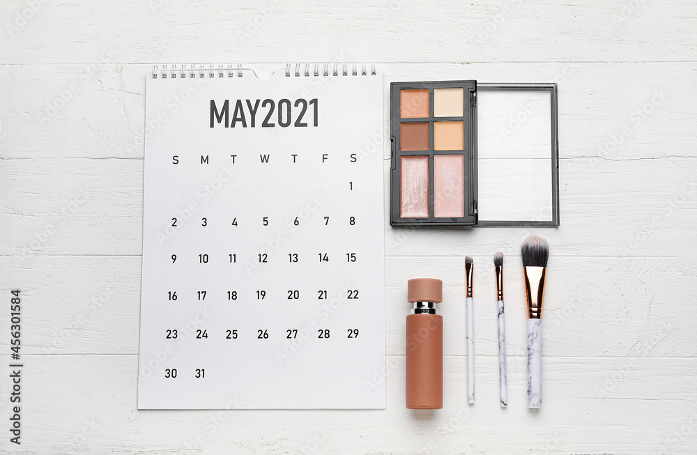 浅色木质背景装饰化妆品日历