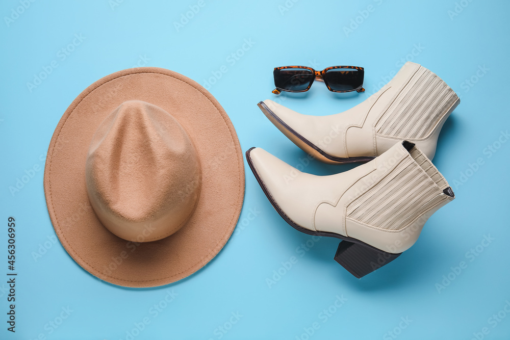 彩色背景的女鞋、太阳镜和毡帽