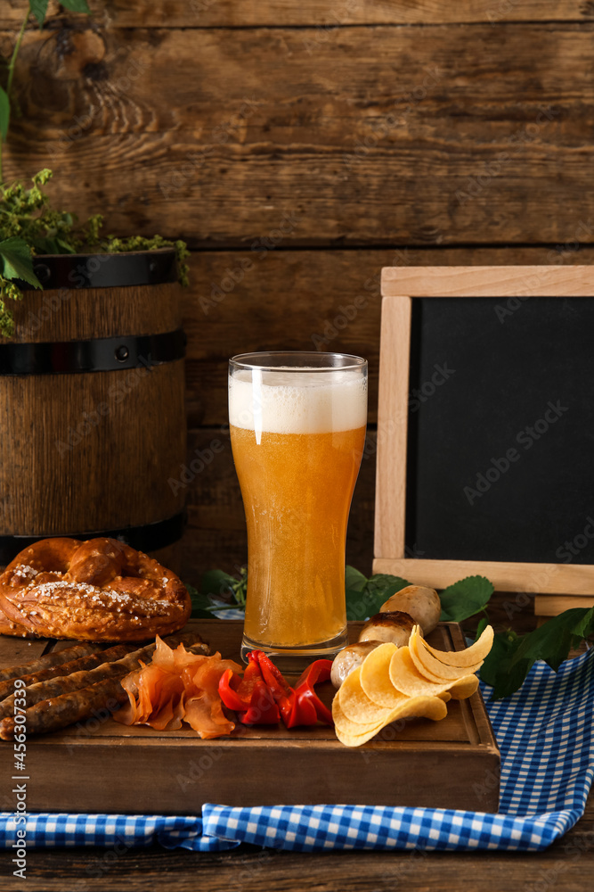 木板上摆着新鲜啤酒和小吃。啤酒节庆祝活动
