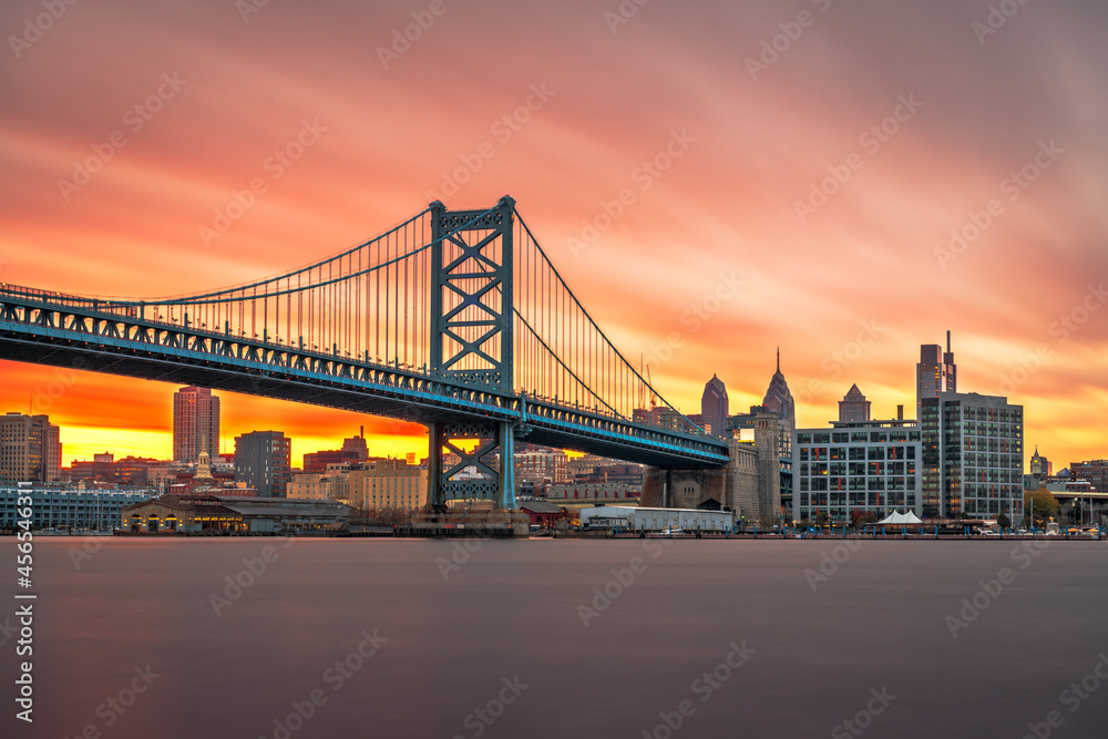 美国宾夕法尼亚州费城，特拉华河上的天际线与本·富兰克林大桥