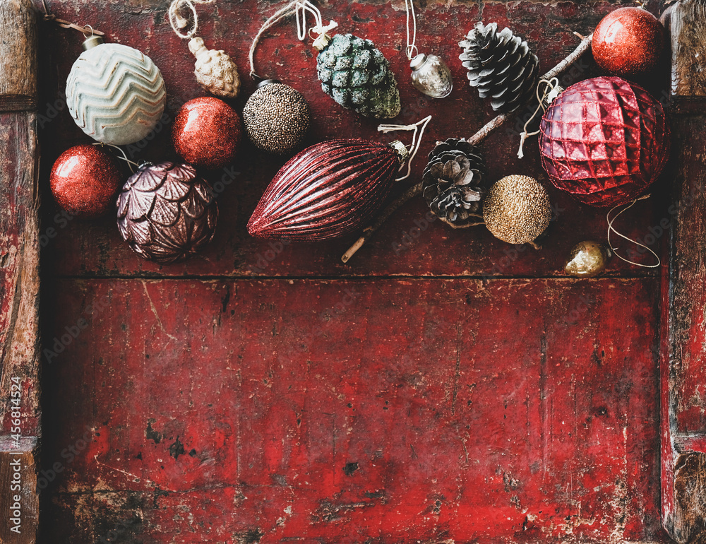 红色木质背景上的圣诞装饰玩具平面布置，俯视图