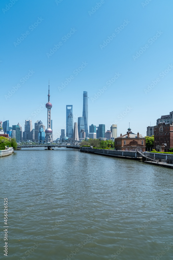 来自苏州河的上海城市景观
