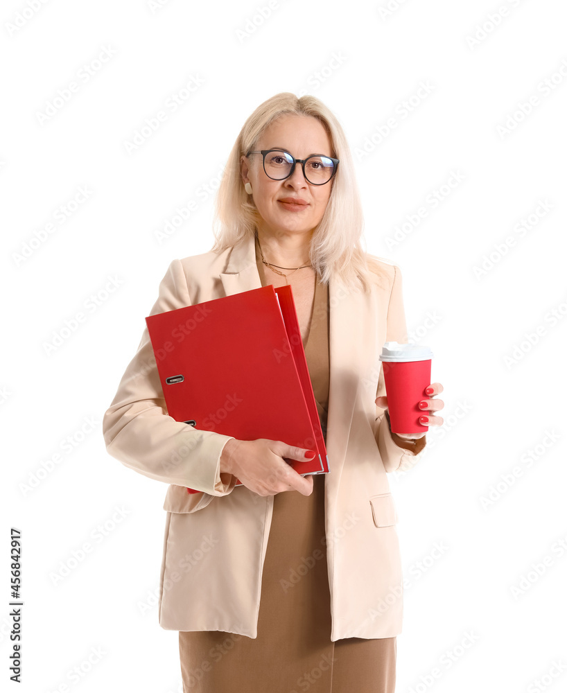 白底咖啡的成熟女商人肖像