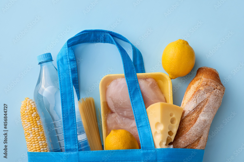 环保袋，带产品、包装肉和彩色背景的水瓶