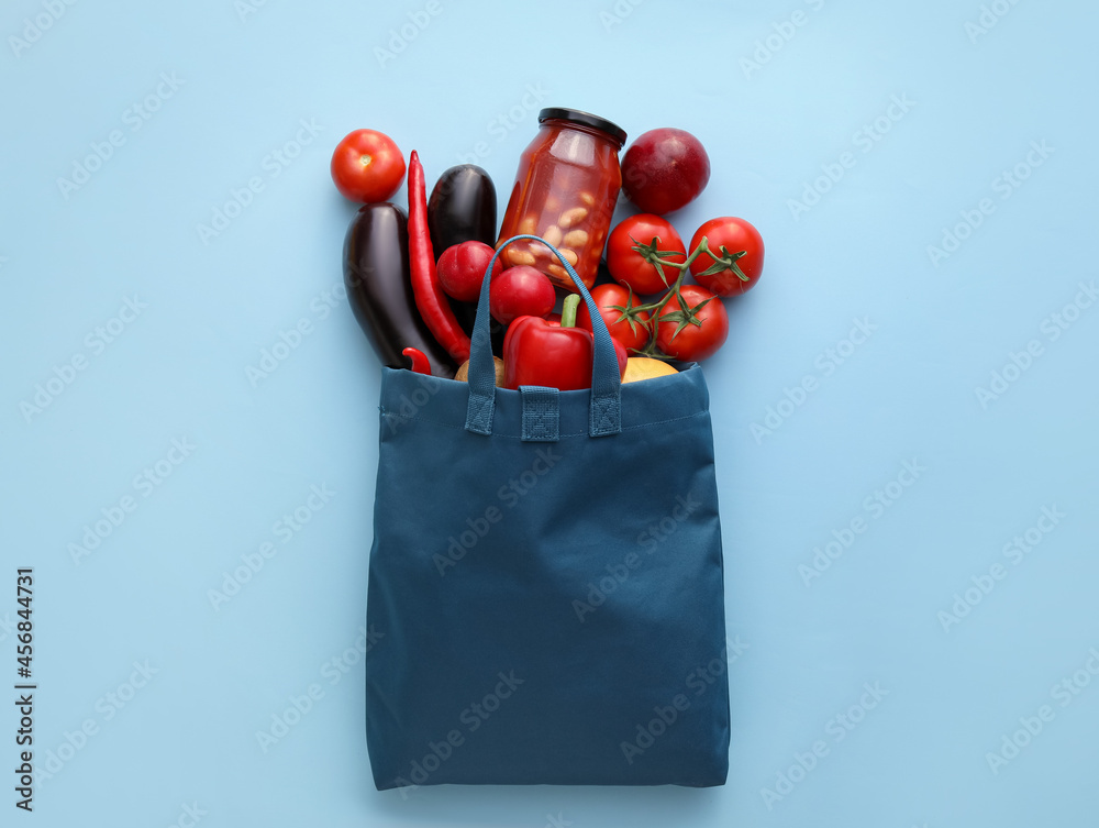 绿色蔬菜袋和蓝底番茄酱豆罐