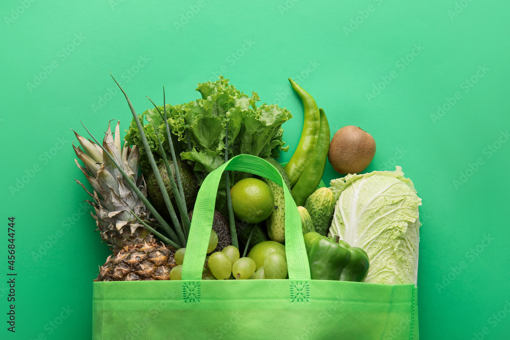 绿色背景下不同水果和蔬菜的环保袋，特写