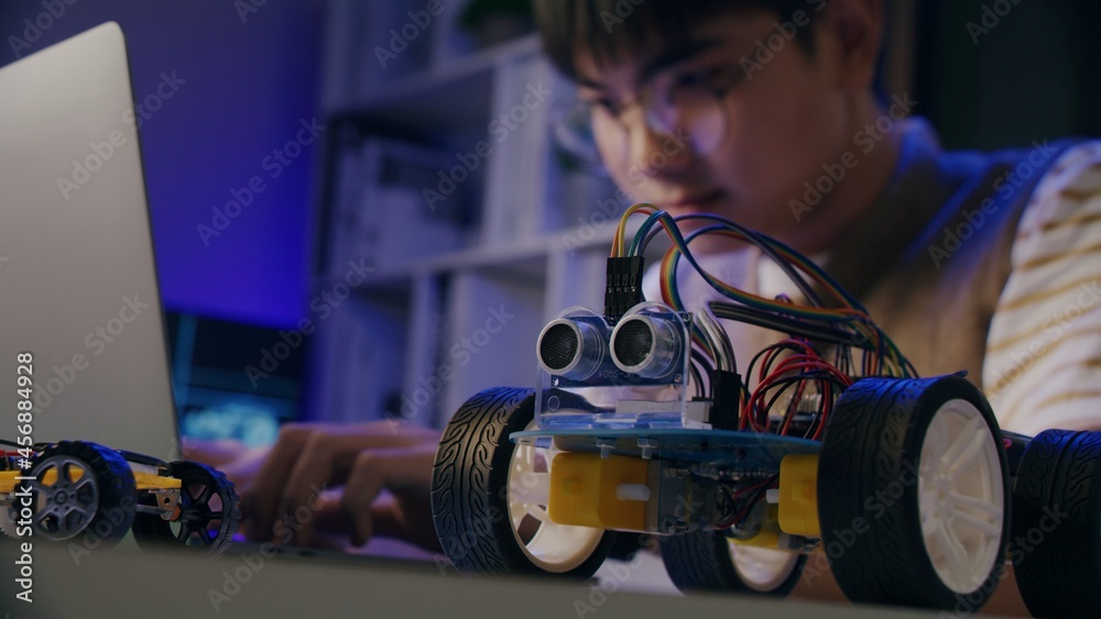 亚洲青少年在家做Arduino机器人家庭作业项目