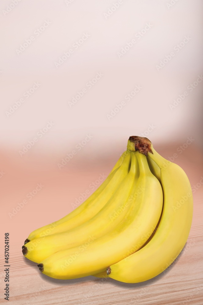 一束新鲜成熟的黄色香蕉果实