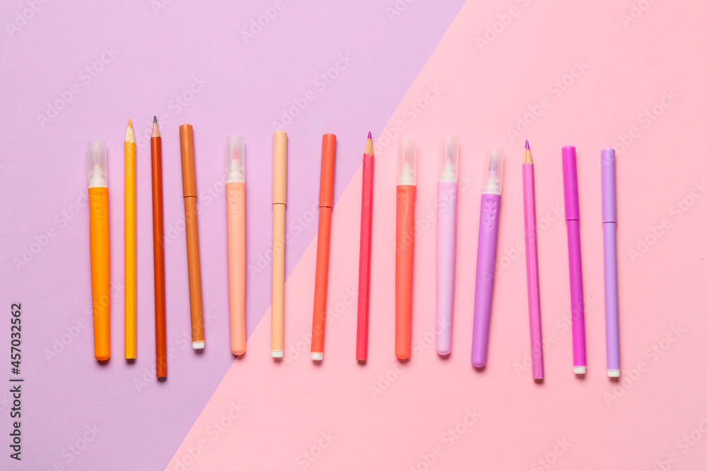彩色背景上的彩色马克笔和铅笔