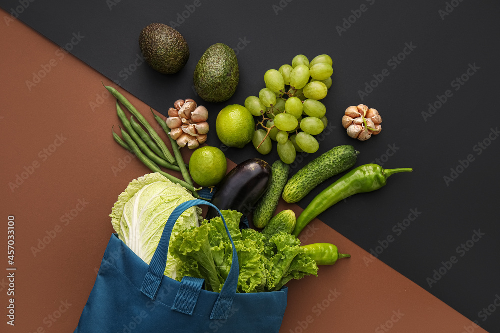 黑色和棕色背景上有不同水果和蔬菜的环保袋，特写