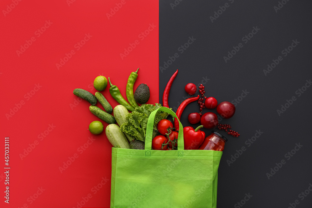 红色和黑色背景上有不同分散产品的环保袋