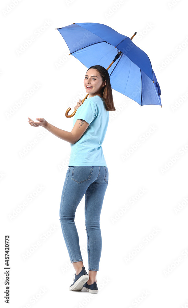 白底带伞的美丽年轻女子