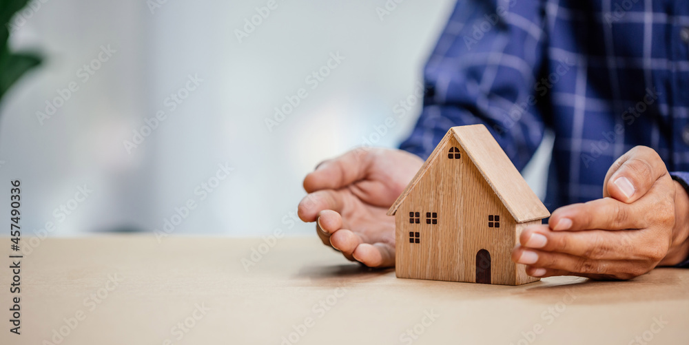 保险代理人完成房屋的木制模型，最后一件带有文字保险。财产（fam）