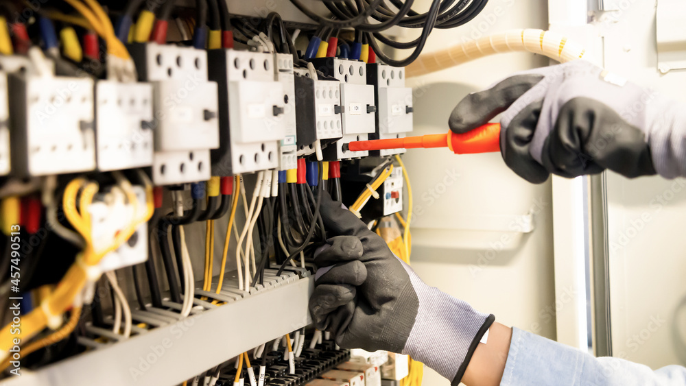 电工在控制中连接系统、配电盘和电气系统中的电线
