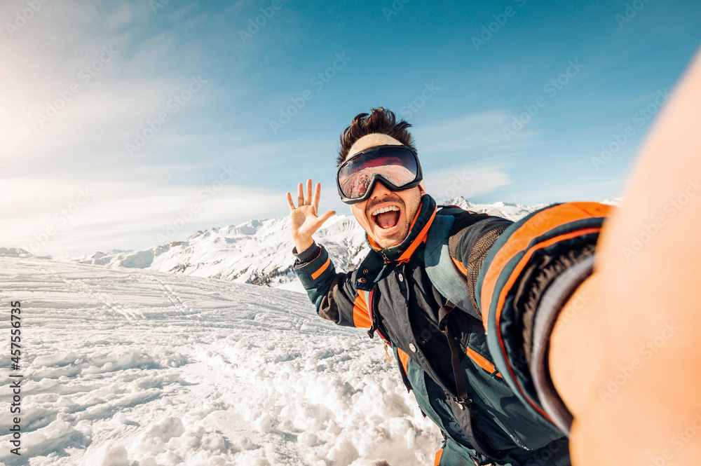 快乐的滑雪者在山上自拍——年轻人在冬季森林里滑雪下坡玩得很开心