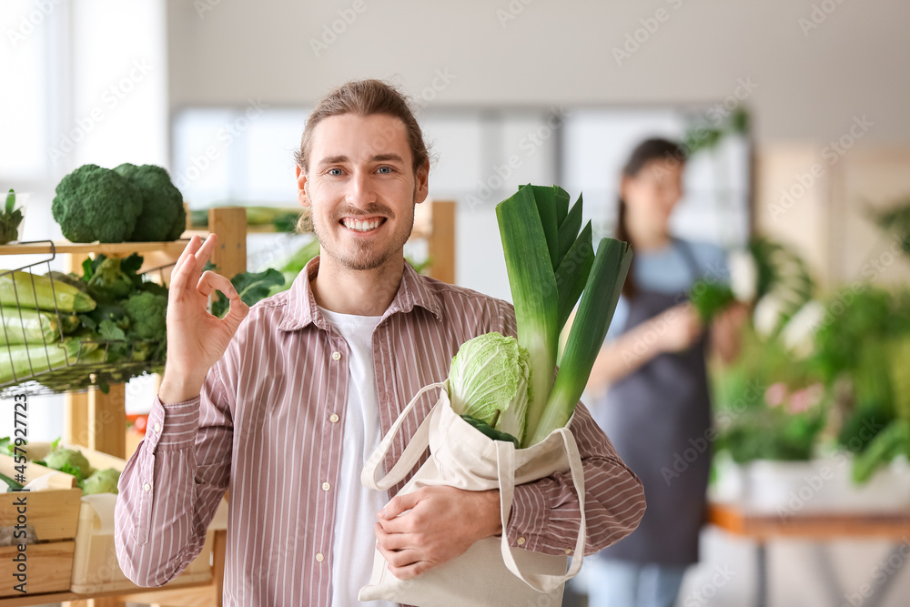 快乐的年轻人在市场上挑选蔬菜