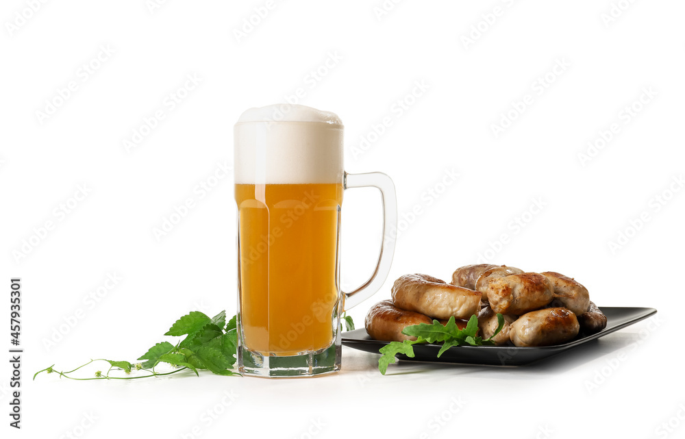 盘子里有美味的巴伐利亚香肠和一杯白底新鲜啤酒。啤酒节庆祝活动