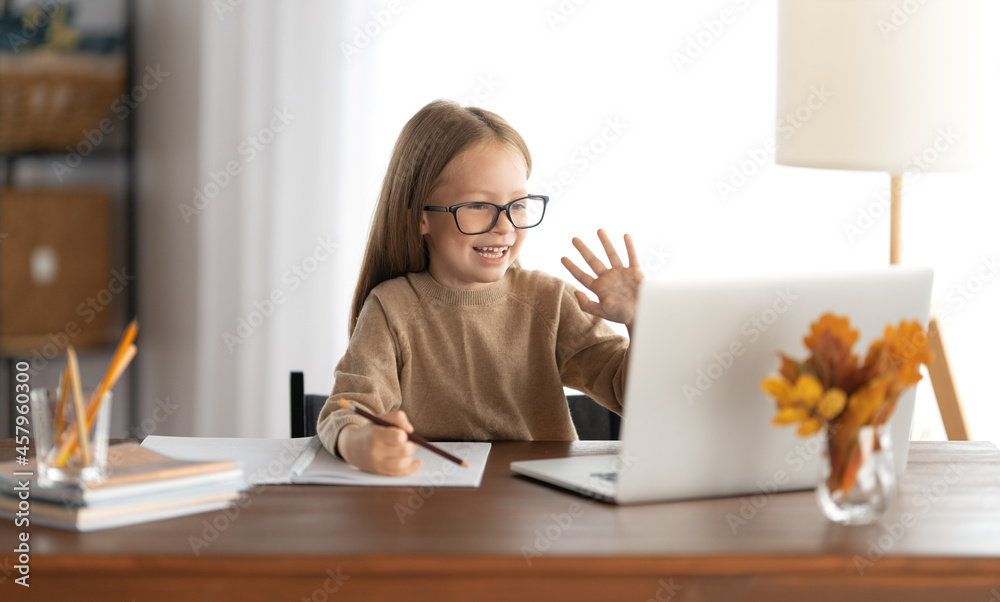 女孩在做作业或在线教育。
