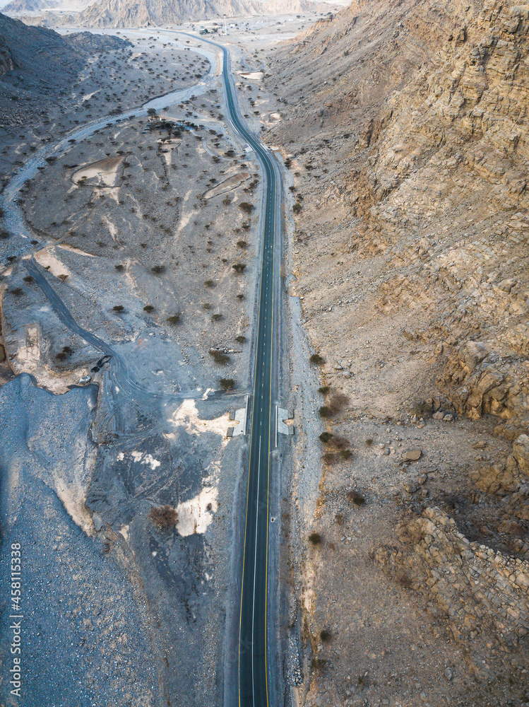 阿联酋哈伊马角杰贝尔·贾伊斯山区沙漠公路鸟瞰图