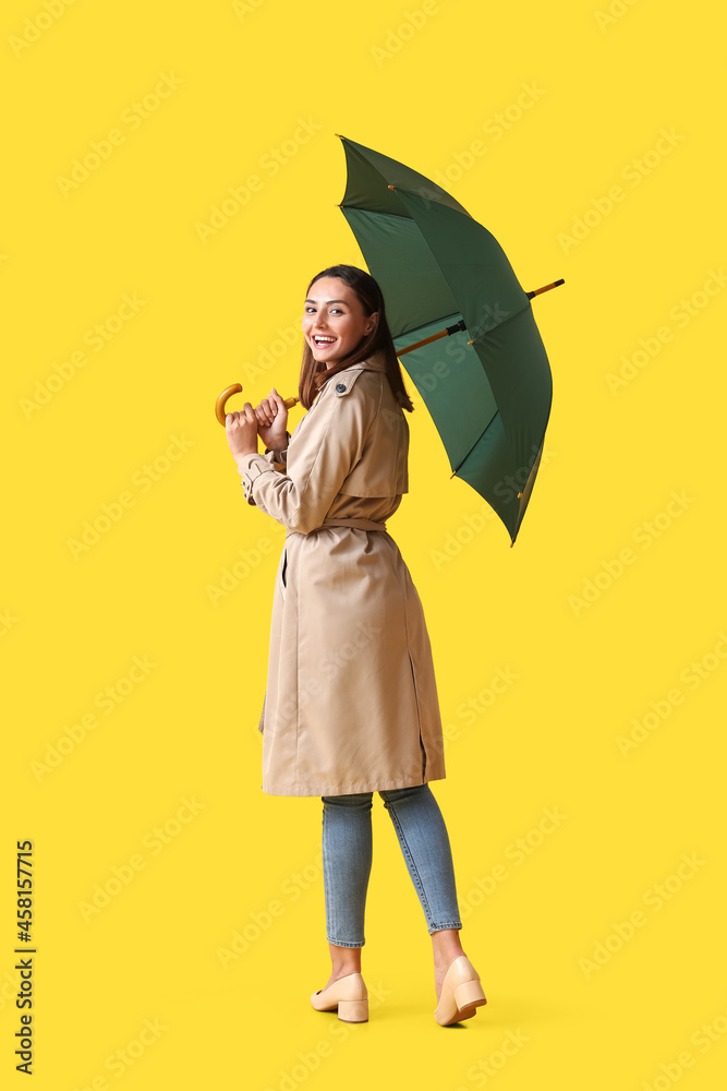 美丽的年轻女子，彩色背景带伞