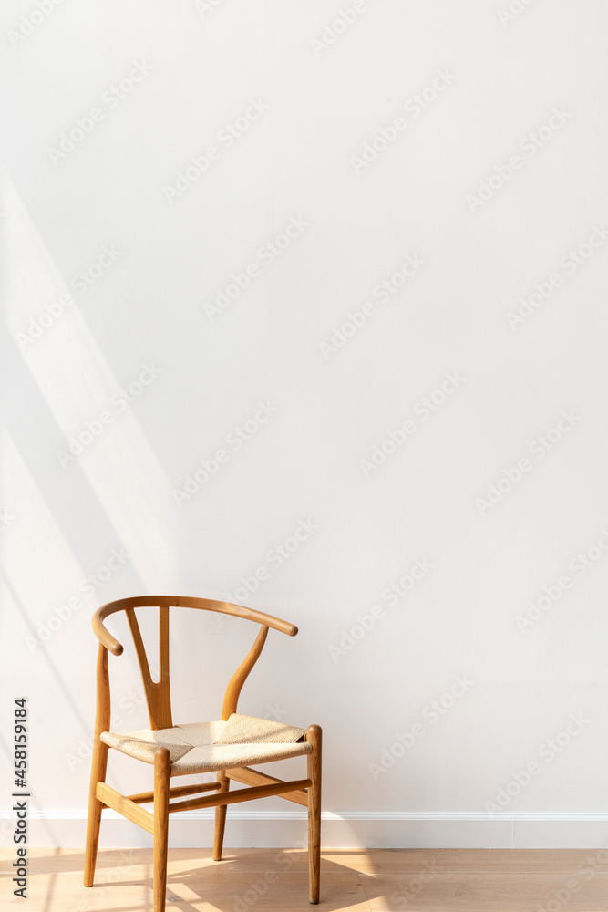 白色房间里的经典木椅