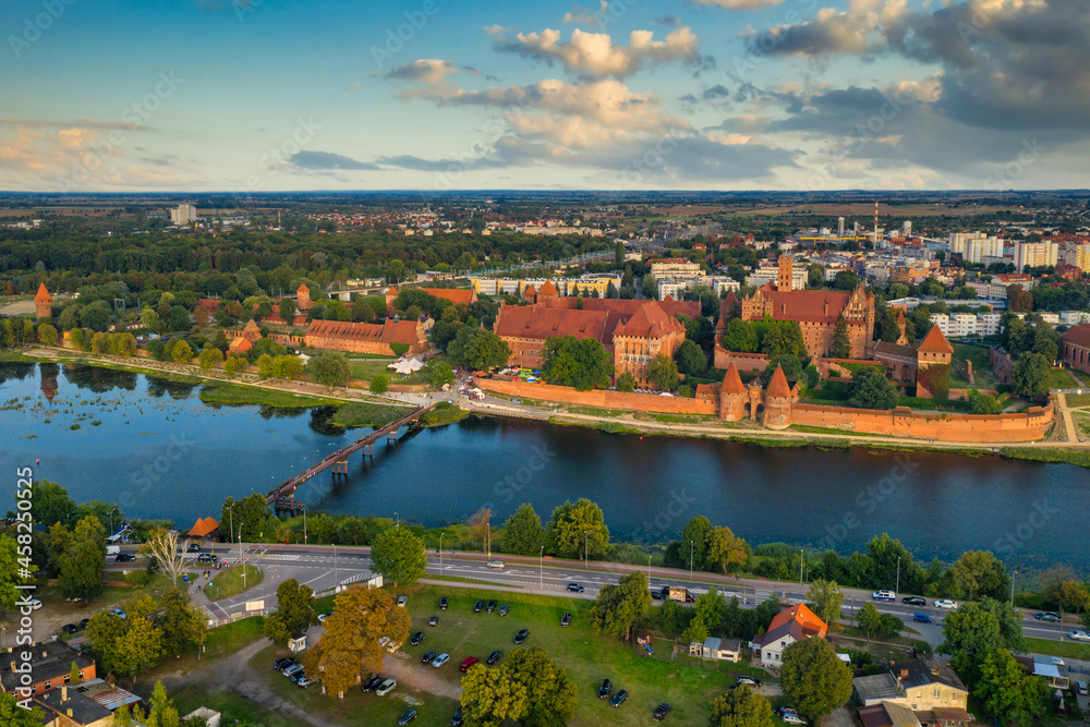 波兰诺加特河上美丽的马尔博克城堡