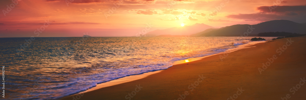 海滩上的海上日落景观