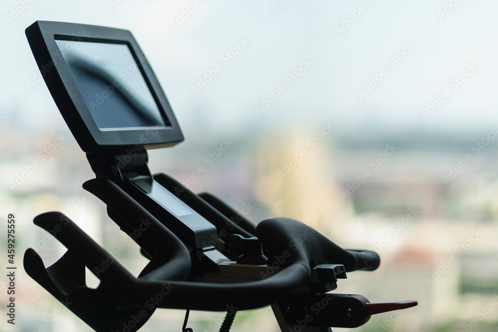 固定式自行车屏幕近距离观看，近距离数字显示屏控制健身自行车设备
