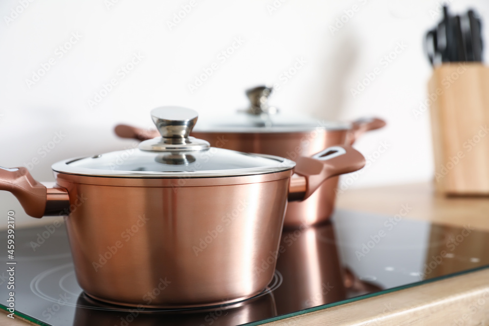 厨房炉灶上的铜锅，特写
