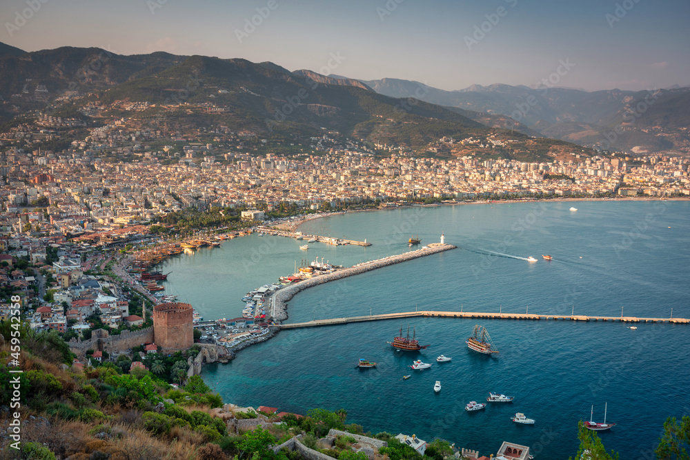 土耳其日落时地中海沿岸的阿拉尼亚城市风光