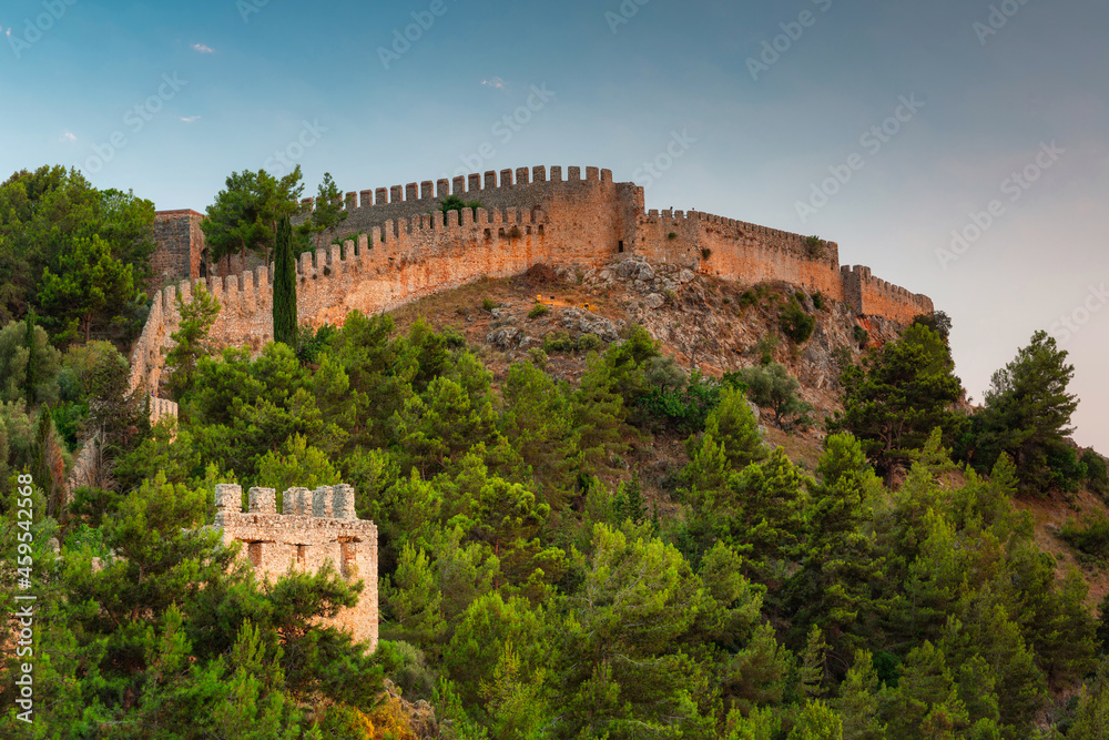 日落时土耳其阿拉尼亚城堡城墙的景色。