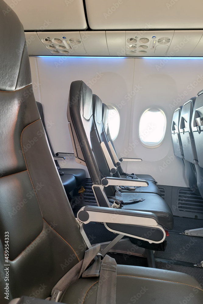 飞机上没有乘客的经济舱真皮座椅图像