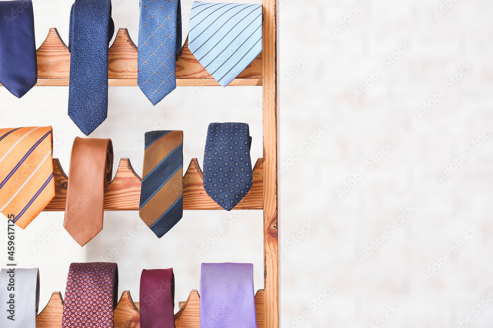 带不同时尚领带的木制支架，特写