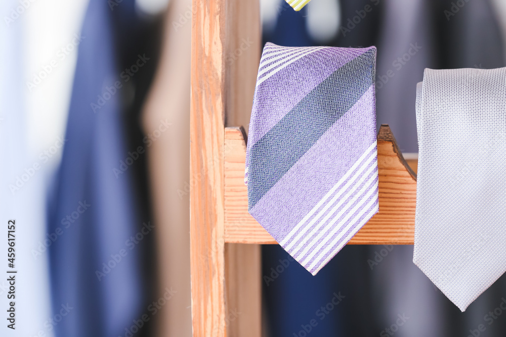 带不同时尚领带的木制支架，特写