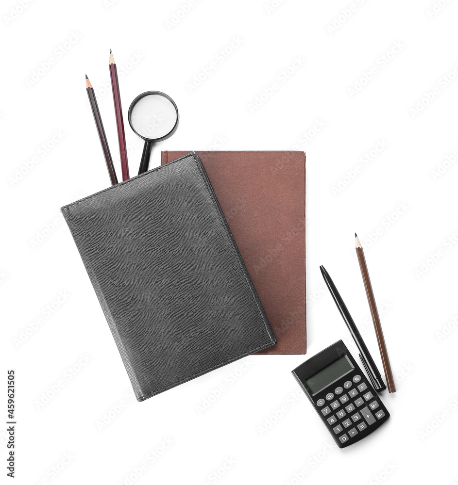 白底笔记本、铅笔、放大镜和计算器