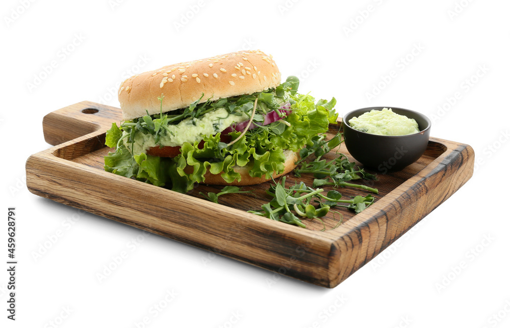 木板配美味的素食汉堡和白底酱汁