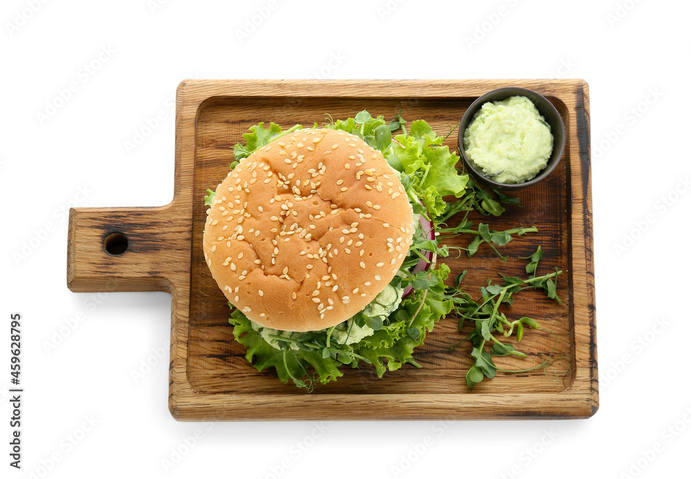 木板配美味的素食汉堡和白底酱汁