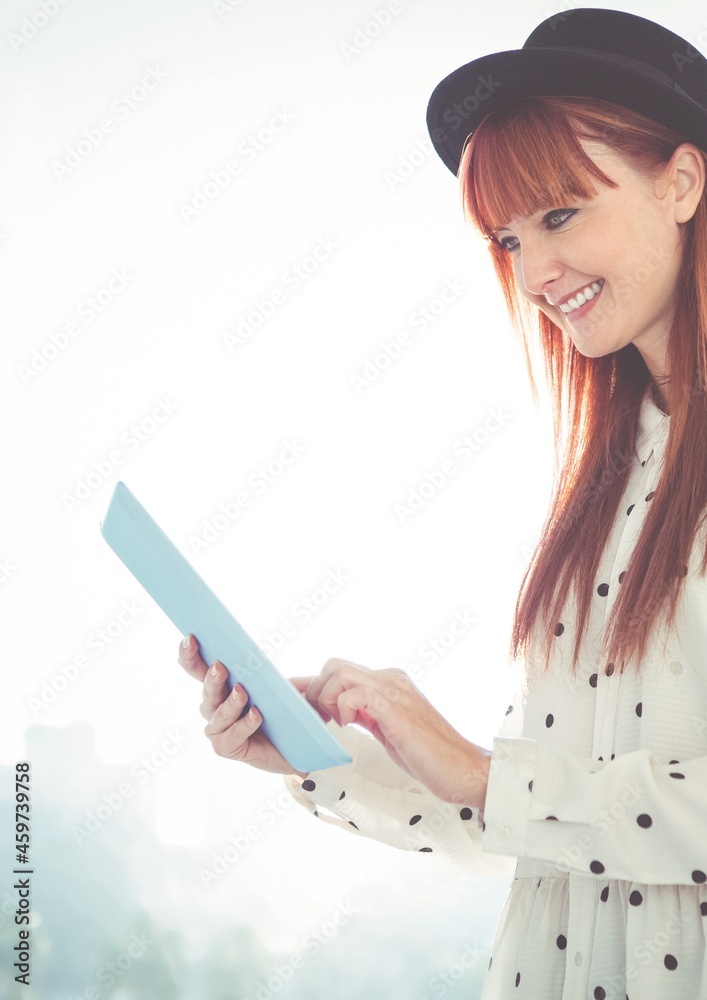 快乐女人使用平板电脑和穿着白色连衣裙的作文
