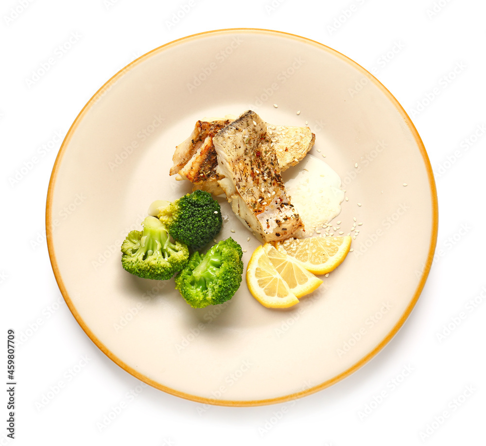盘子里有美味的烤鳕鱼片、花椰菜和白底酱汁