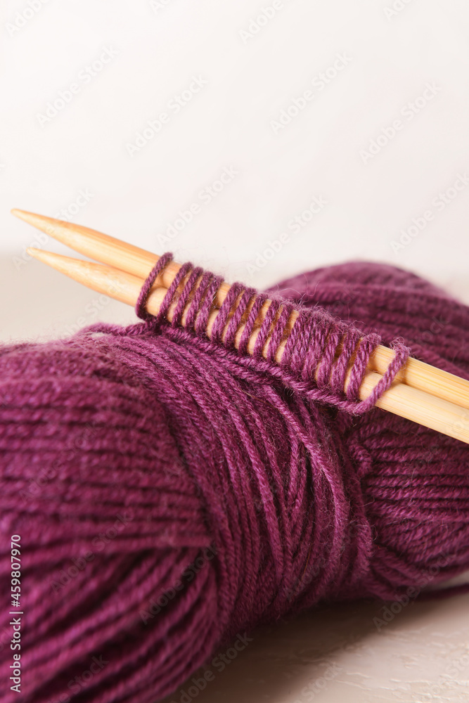 浅背景紫色针织纱线和针
