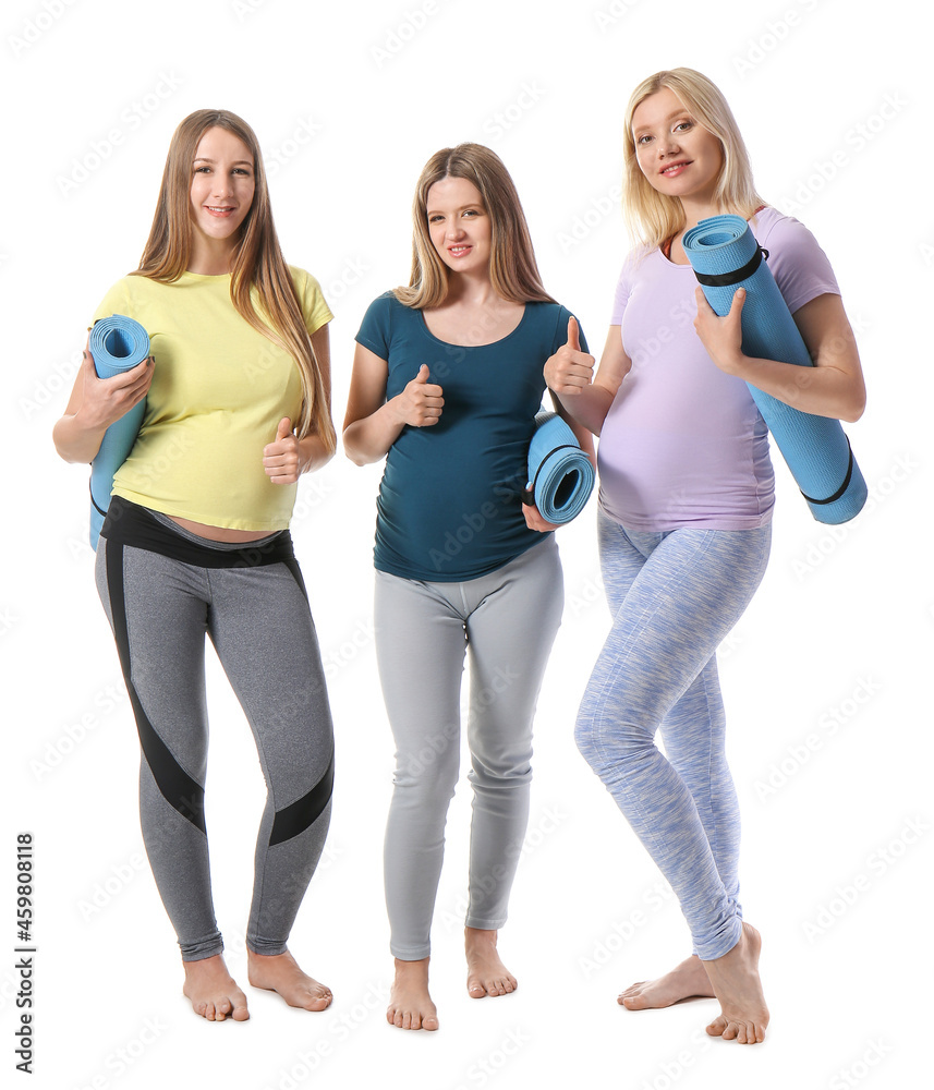 年轻孕妇穿着白底瑜伽垫