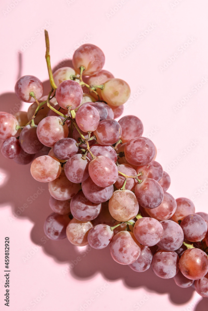 在彩色背景下成熟的葡萄