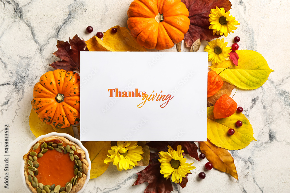 浅色背景下南瓜、馅饼和文字感恩的秋季构图