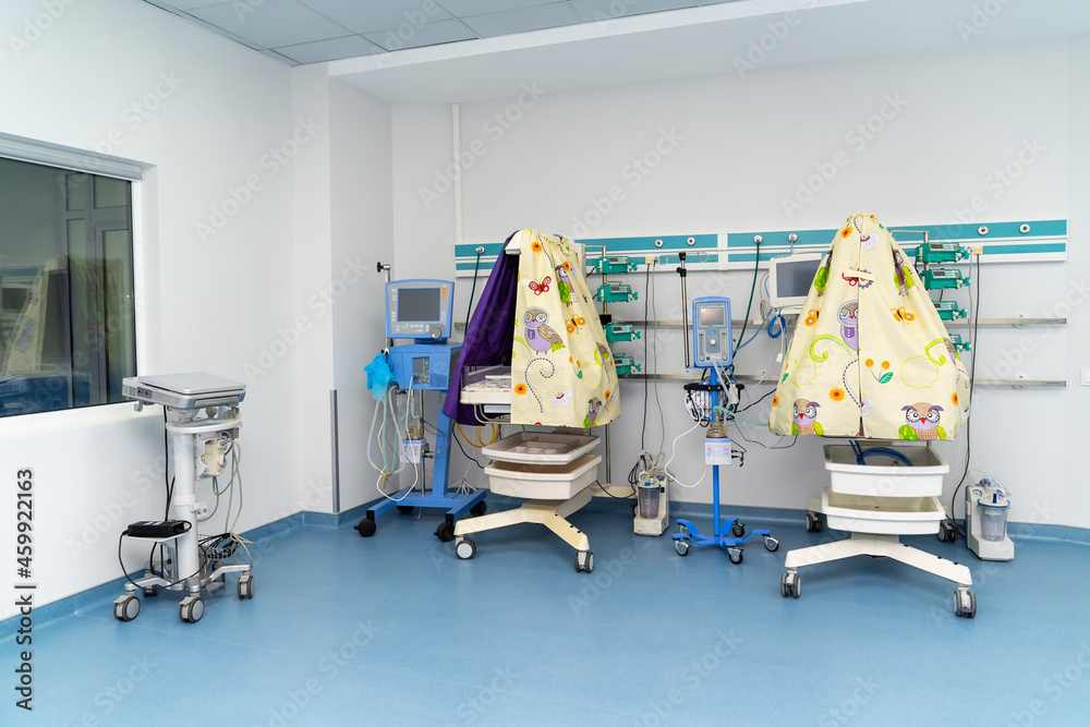 急诊空荡荡的医院婴儿病房。病房里没有人的现代室内急诊。