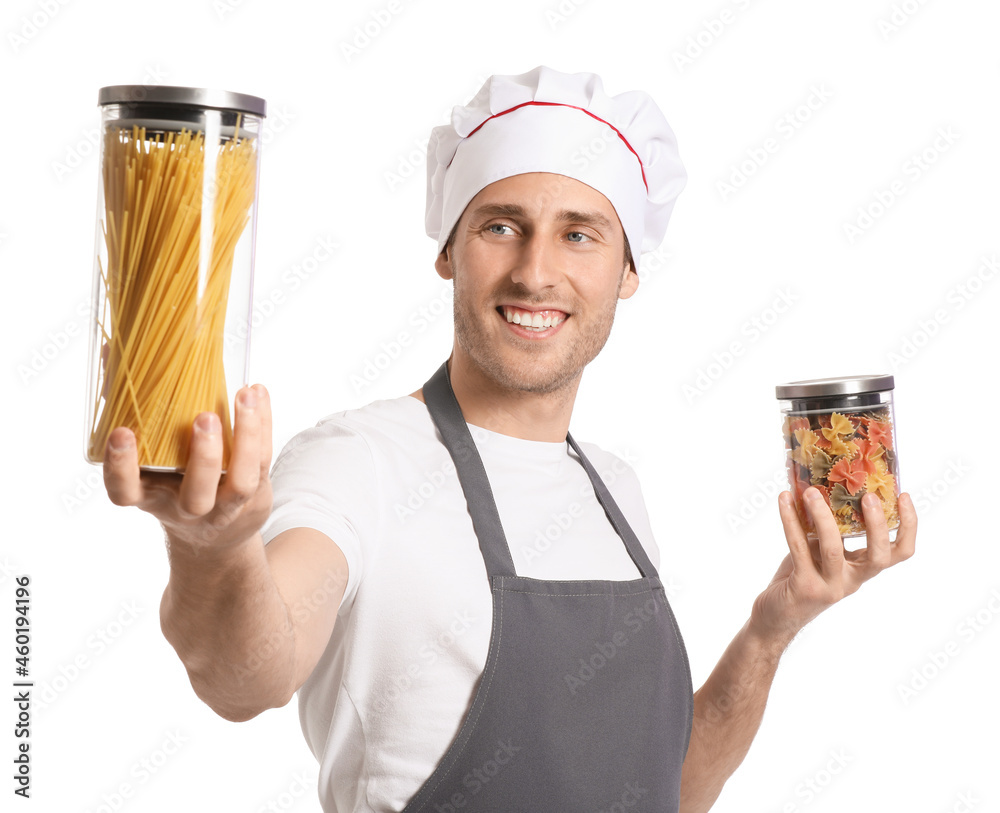 英俊的厨师拿着白底意大利面罐子